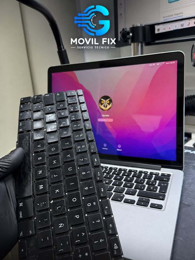 Teclado nuevo junto a un MacBook Pro